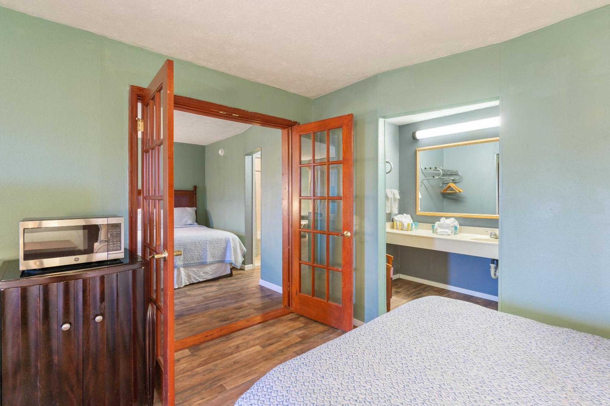 Williamsburg Suites Екстериор снимка